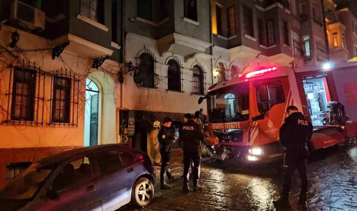 BEYOĞLU’NDA OTEL YANGINI PANİĞE NEDEN OLDU