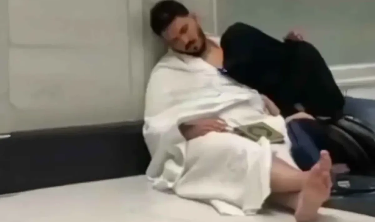 Tolgahan Sayışman Umre Ziyaretinde Yorgunluğa Yenik Düştü