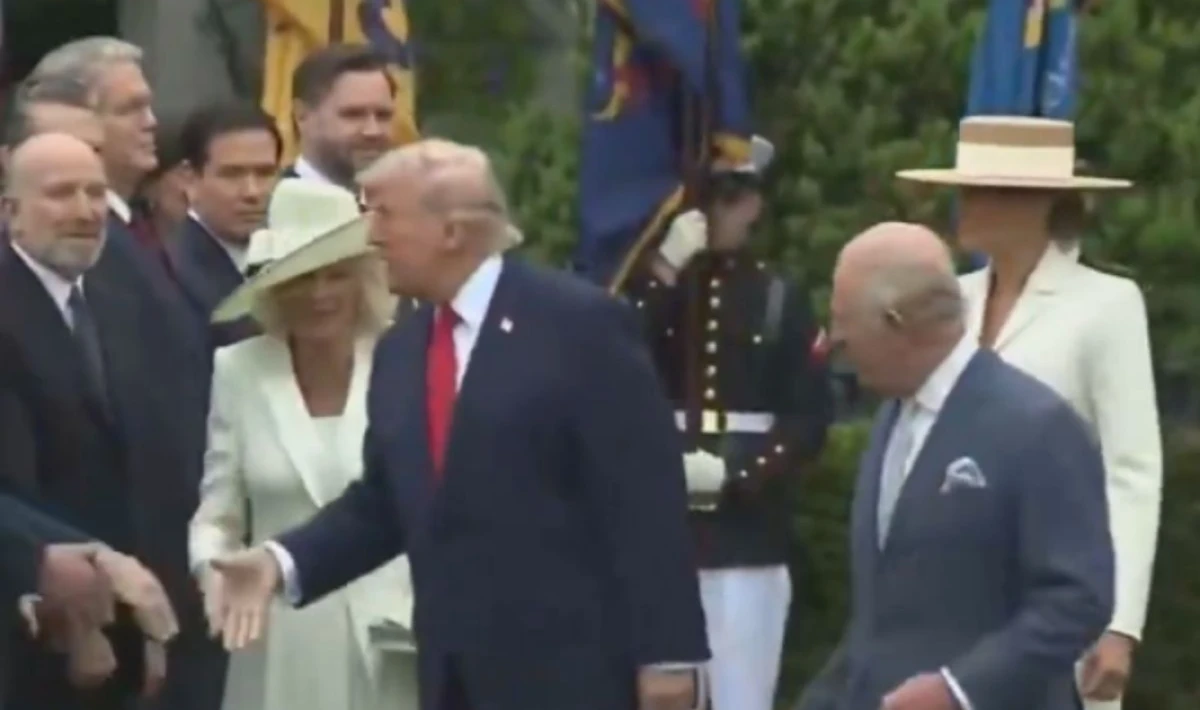 Trump yine gündemde: Kraliyet protokolünü bir kez daha ihlal etti